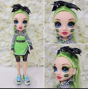 MGA Rainbow High Cheer Jade Hunter - Green Fashion Doll Beautiful
